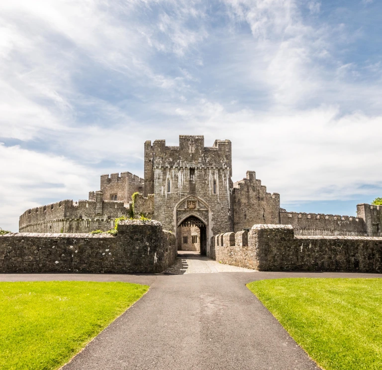 Vue extérieure de l'entrée d'un vieux château.