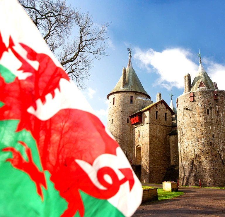 Castell Coch au loin derrière le drapeau gallois.