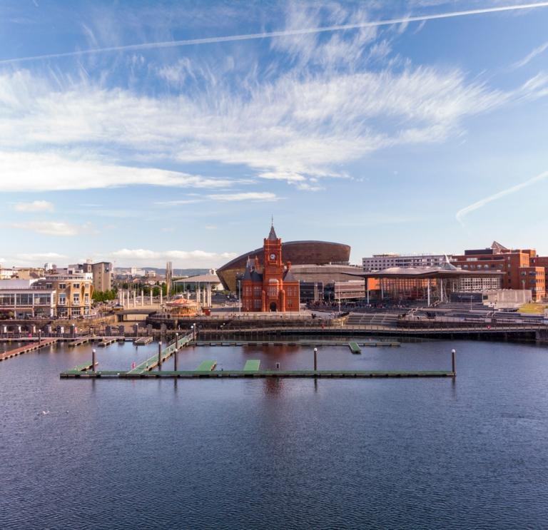 Una imagen de los edificios en el paseo marítimo de la bahía de Cardiff.