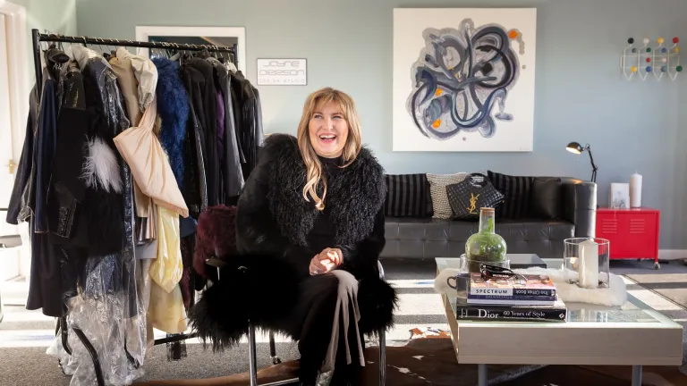 La créatrice de mode Jayne Pierson dans son atelier