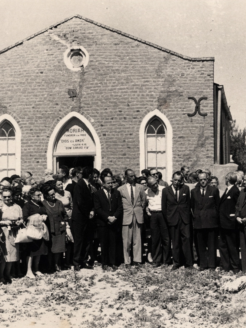 Gran grupo de personas se reunieron alrededor de un monumento fuera de la Capilla Moriah.